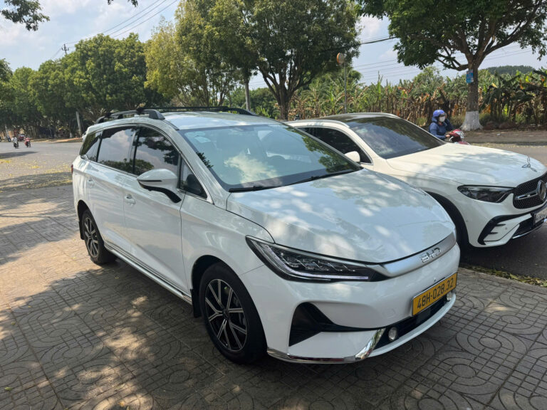 BYD M6 · Góc chéo phía trước