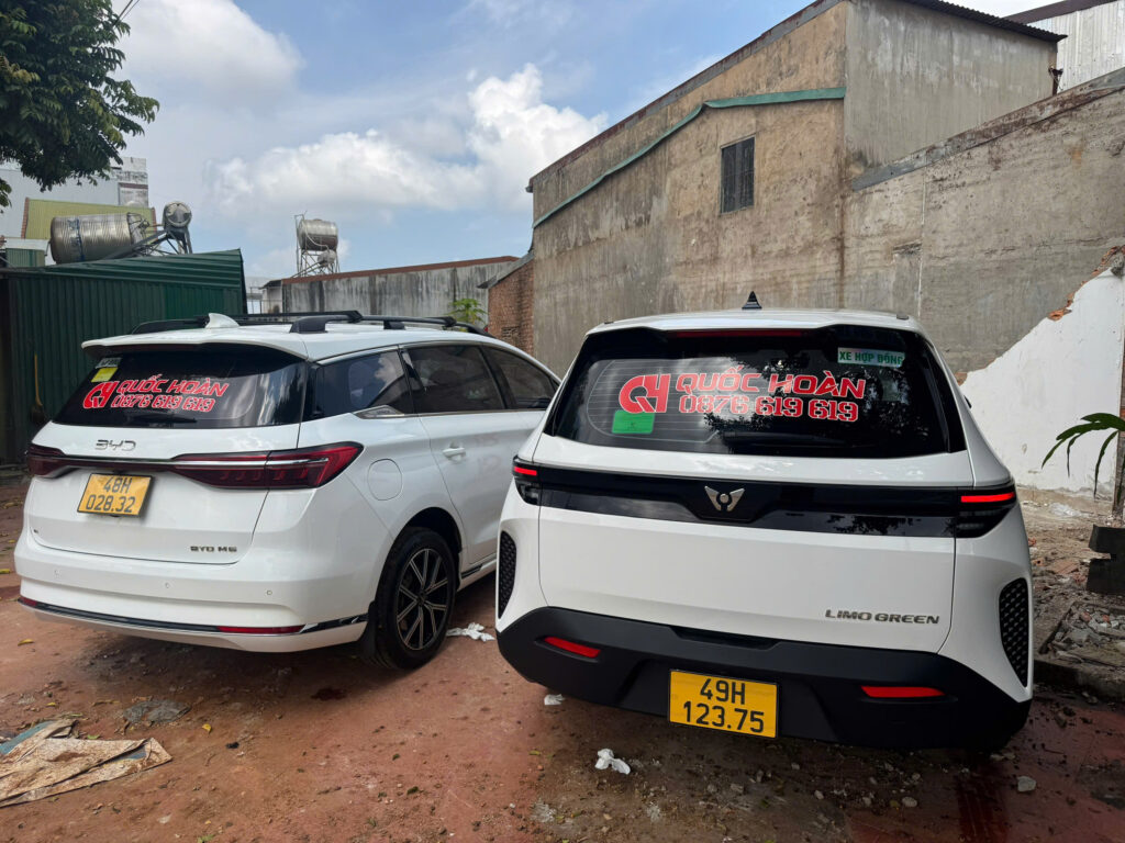 Limo Green và BYD M6 · Phía sau