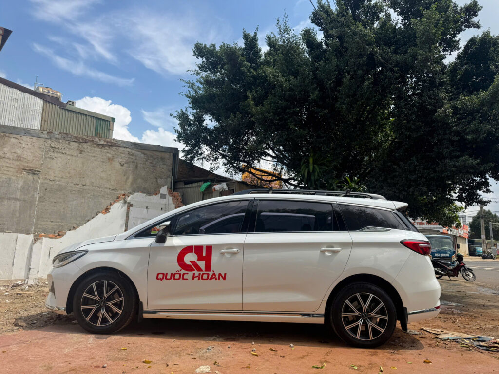 Ngoại thất BYD M6 Quốc Hoàn, góc ngang