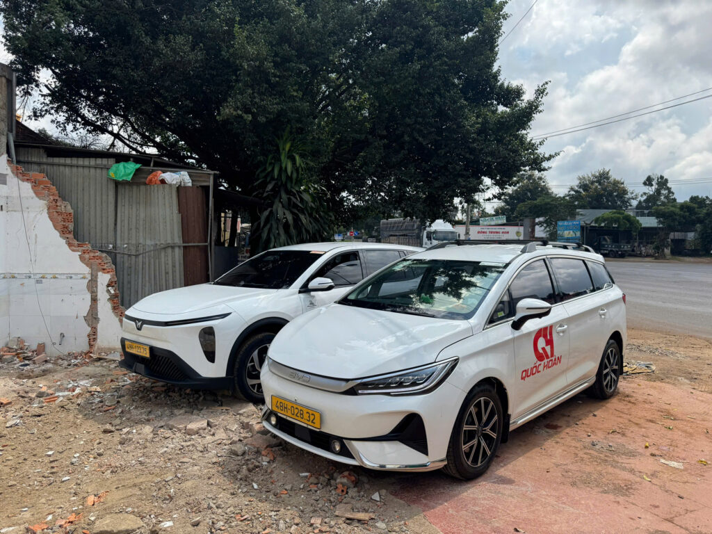 BYD M6 và Limo Green · Phía trước