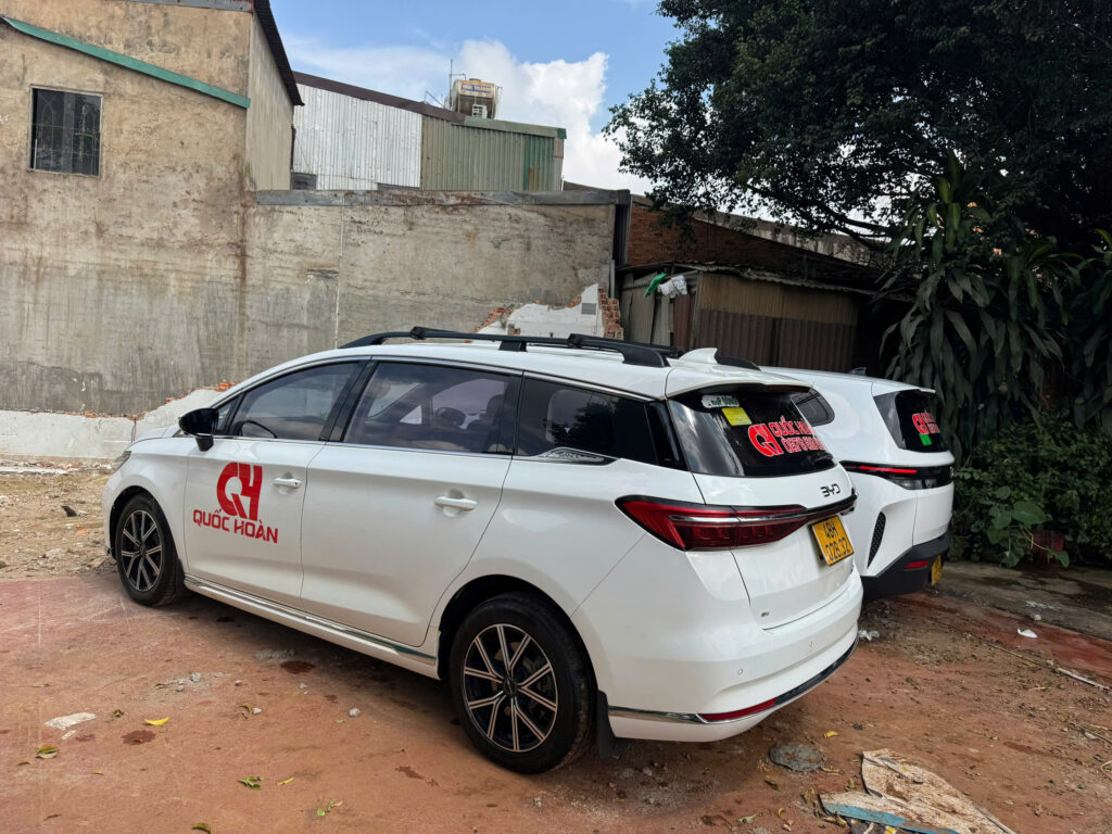 BYD M6 · Góc bên